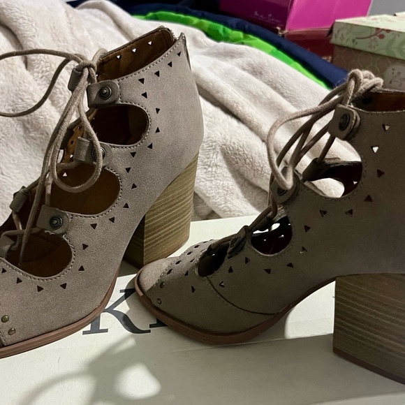 Women’s BKE Sole Gray Lace Up Heel Suede Sandal Size 8 - Picture 4 of 7